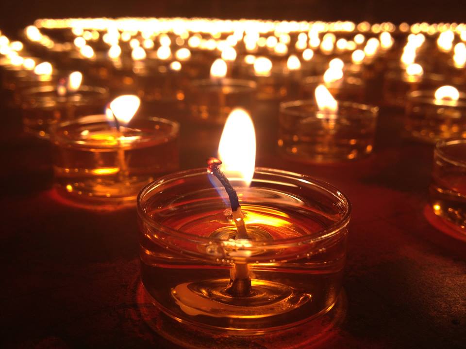 Ý Nghĩa Và Công Đức Đốt Đèn Cúng Phật – Khuong Viet Tu